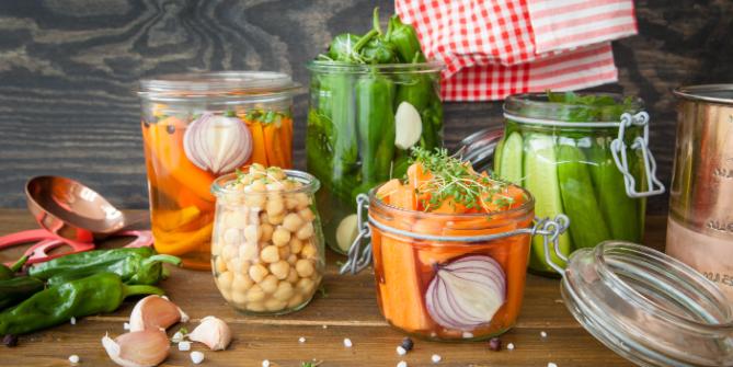 verschiedenstes eingemachtes Gemüse in Glasbehältern © Adobe Stock