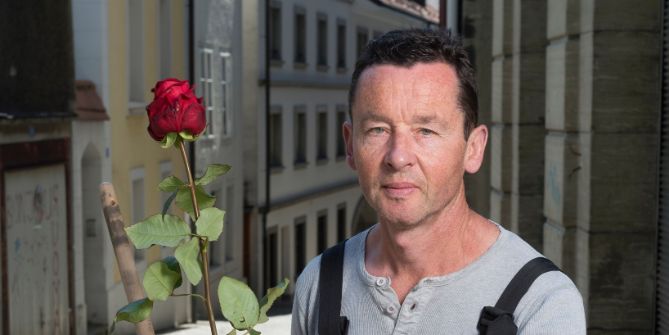 Michel Simonet con una rosa 