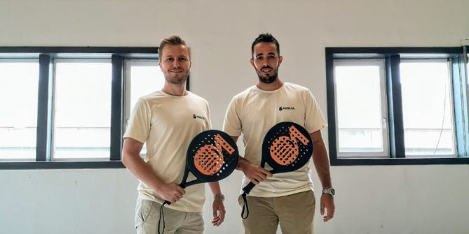 Due fondatori della Padelta di Rothenburg con racchette da padel in mano