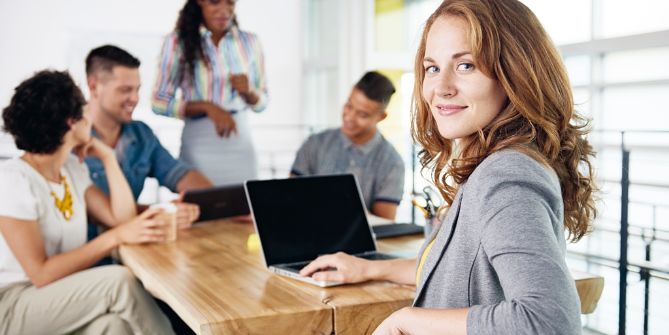 Femme à une table avec un groupe dans l&#039;École-club Migros