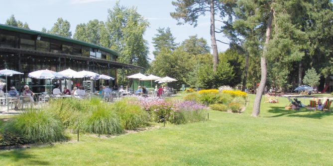 Terrasse des Parkrestaurants im Park im Grüene Rüschlikon