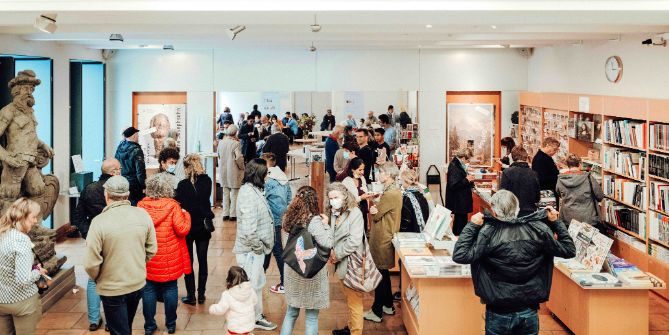 Zahlreiche Besucher im Museumsshop im Museum zu Allerheiligen in Schaffhausen