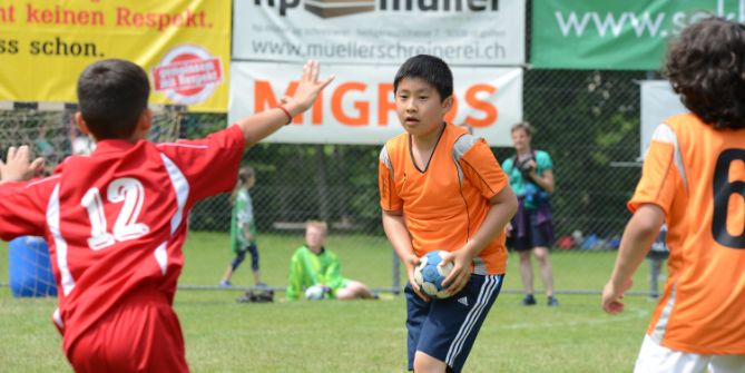 Kinder spielen Handball