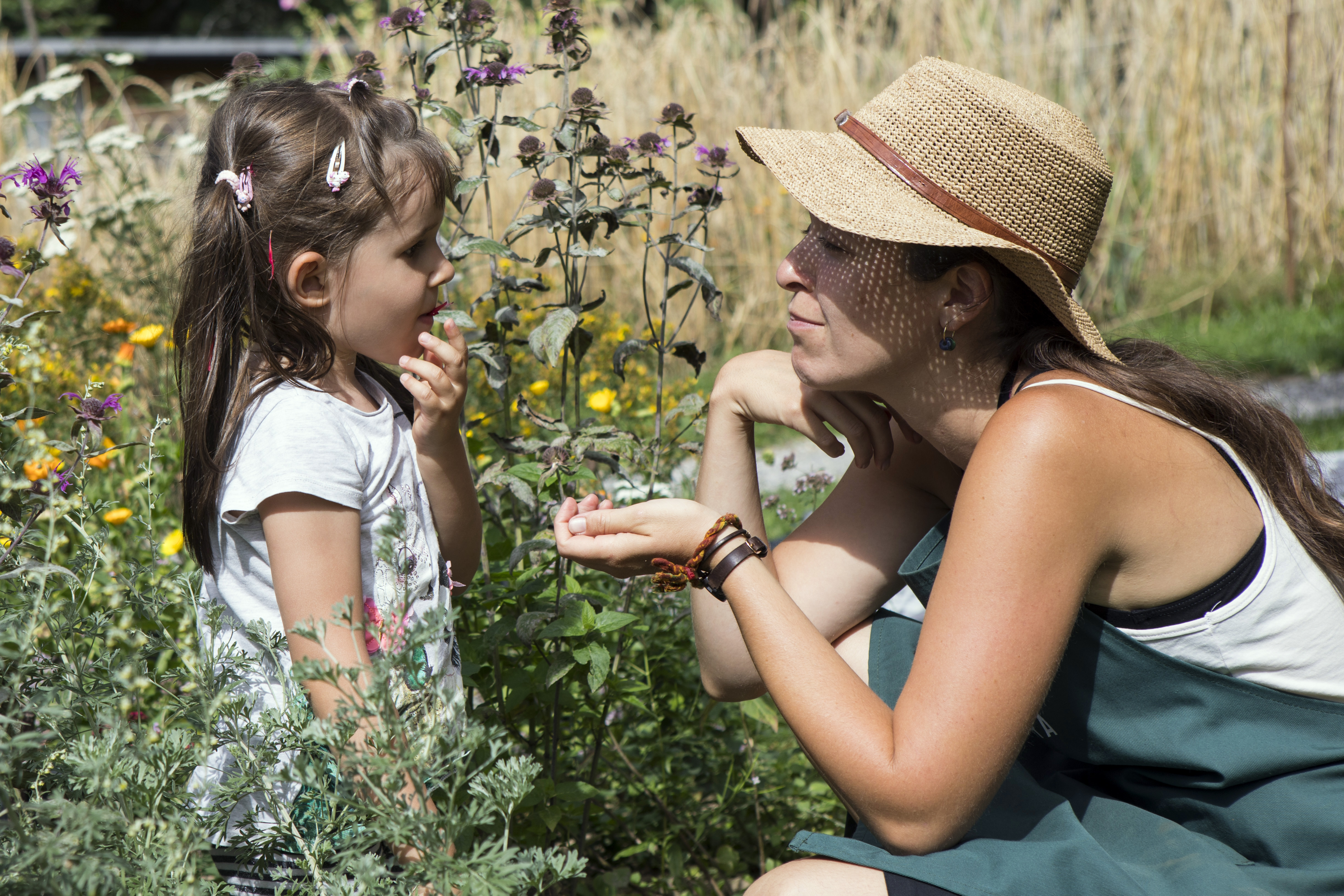 kind-beim-beeren-essen.jpg