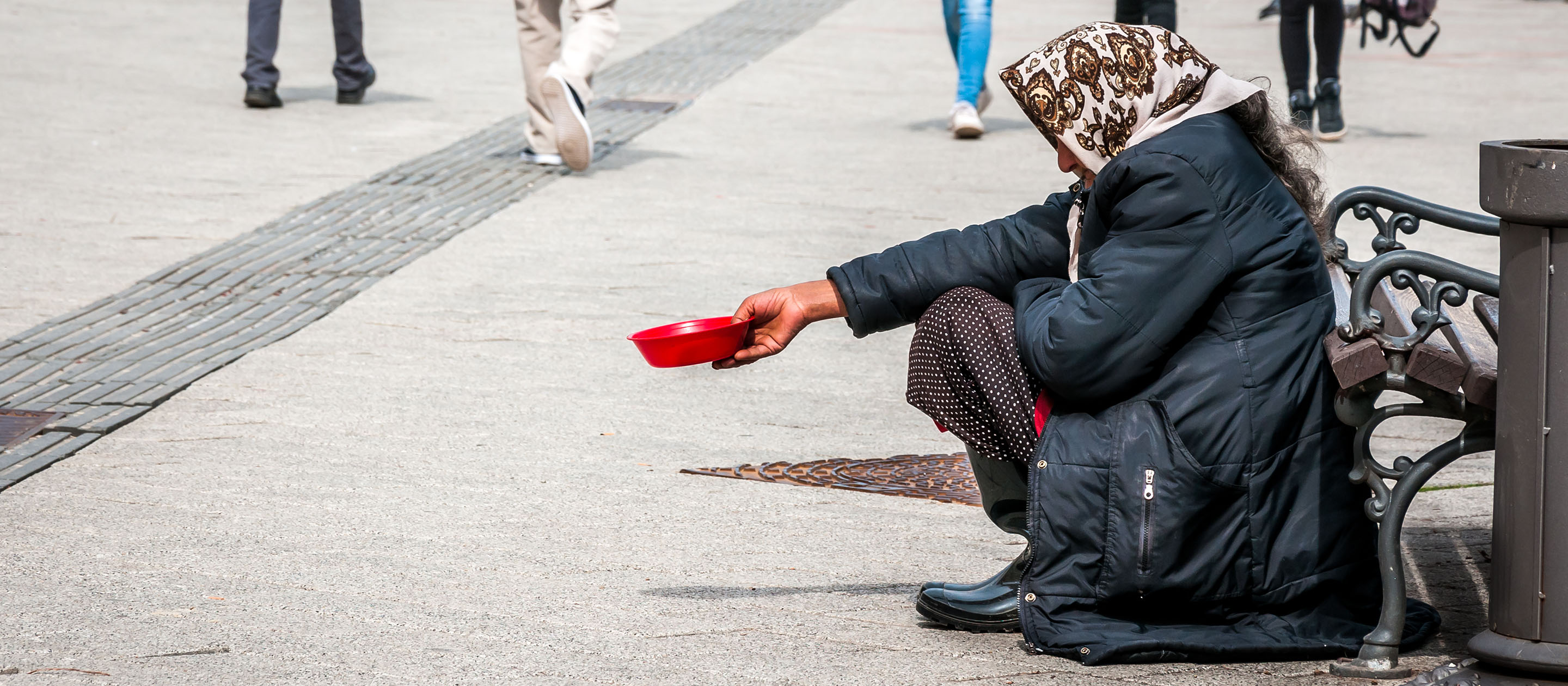 Soll ich Bettelnden Geld geben – oder nicht?