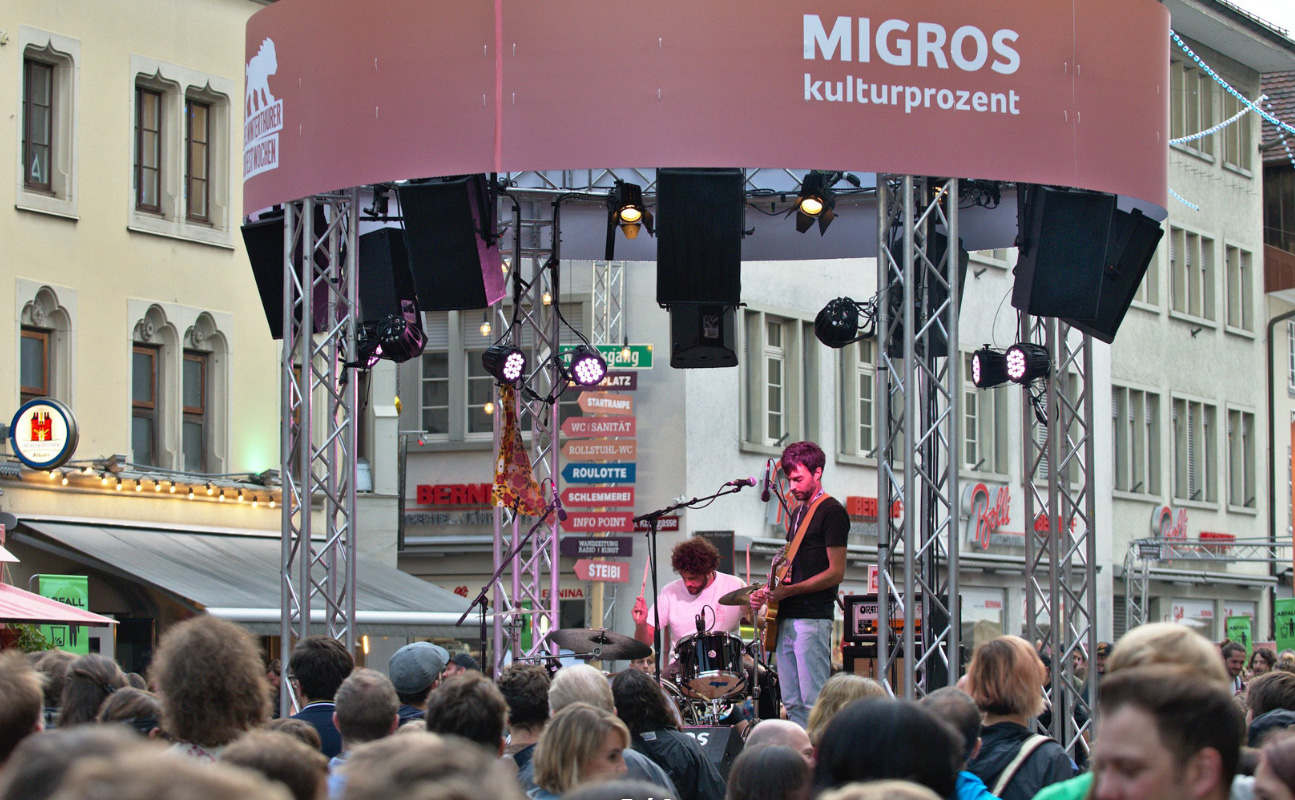 startrampe-aufgestellt-mitten-auf-dem-platz-3.jpg