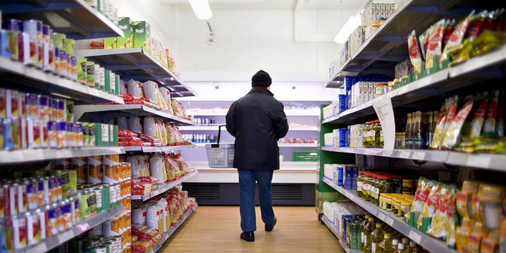 Ein Bedürftiger kauft im Zürcher Caritas-Markt Lebensmittel ein. Bild: Keystone/Gaetan Bally