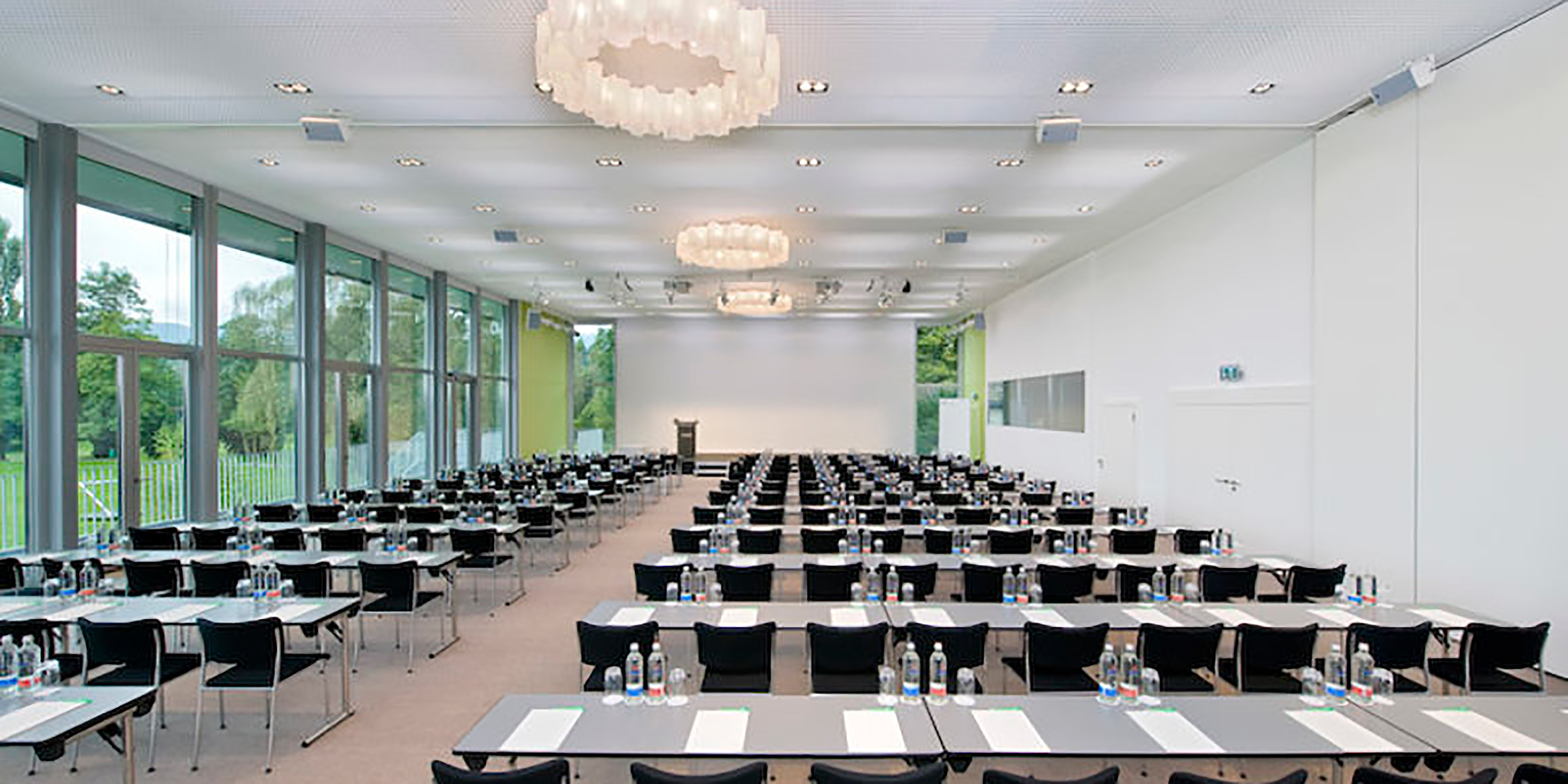 bestuhlter-saal-mit-fensterfront-gdi.jpg