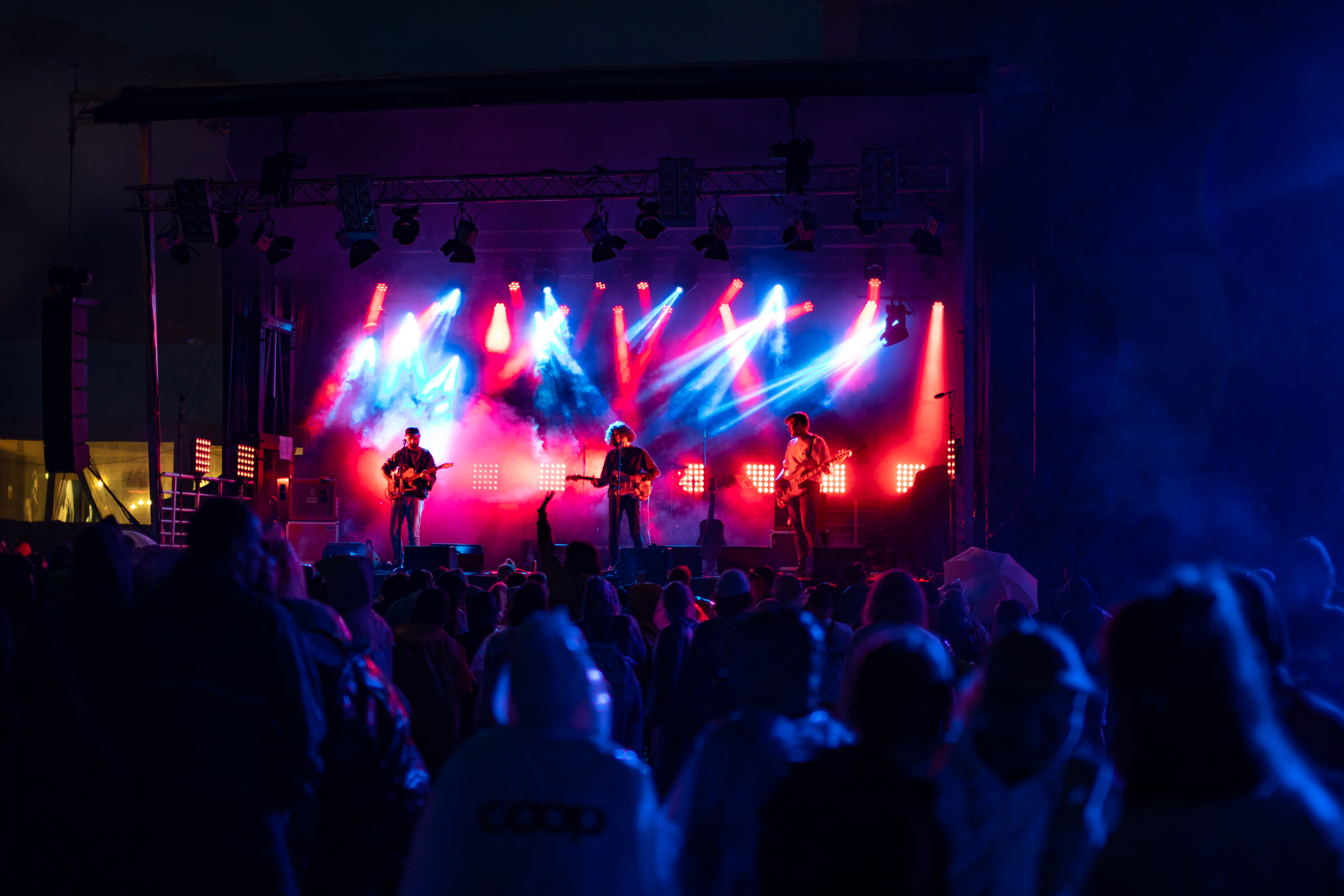 startrampe-band-bei-konzert-am-abend-4.jpg