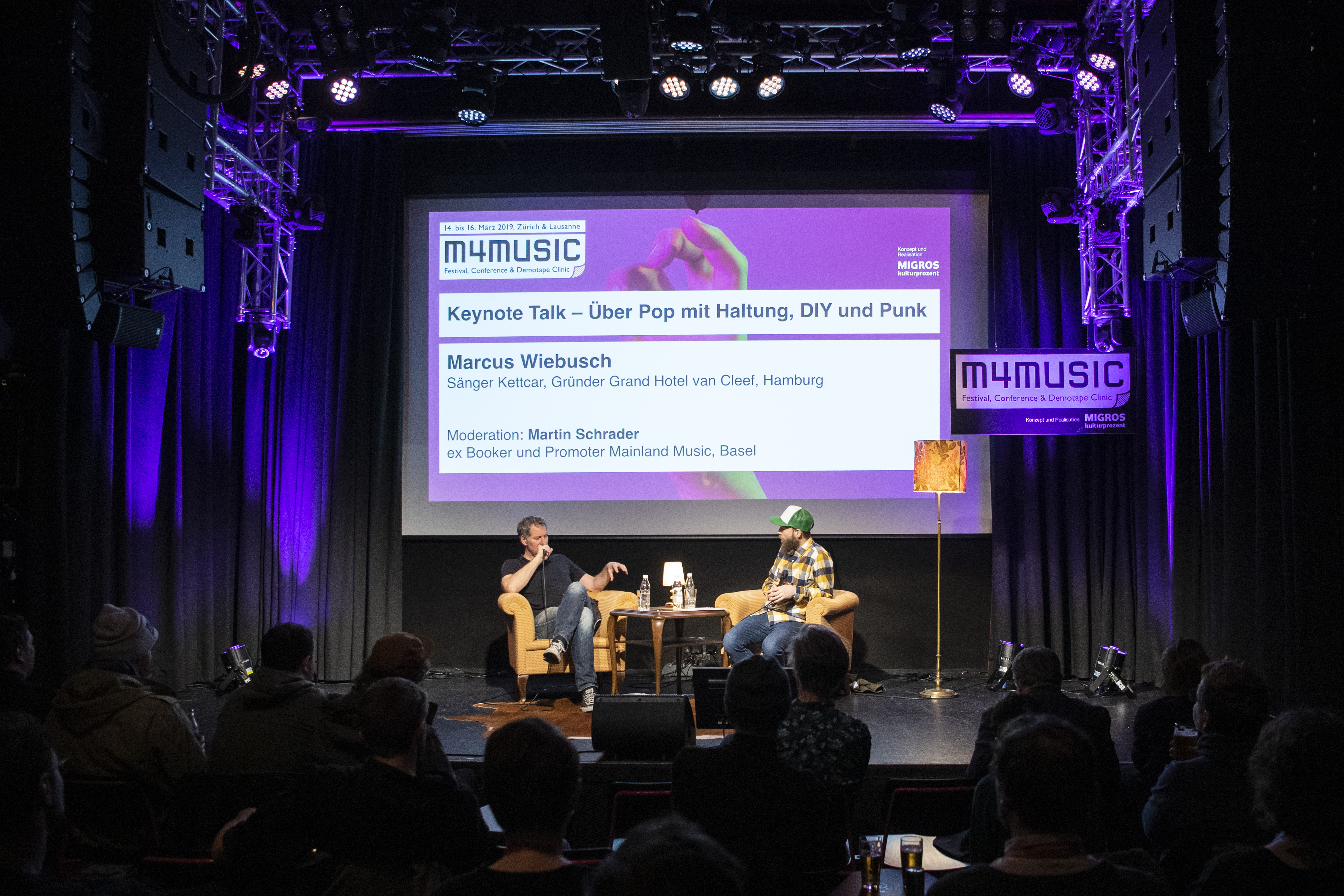2 Personen in Sesseln auf der Bühne beim Keynote Talk m4music 2019