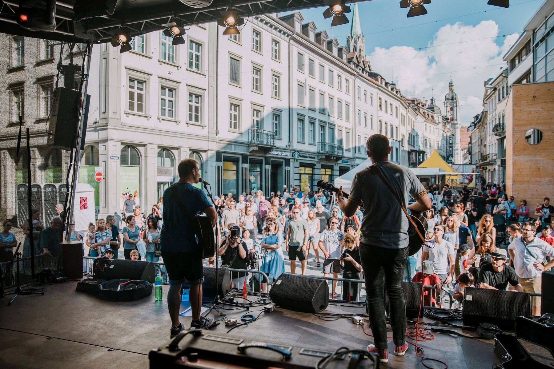 startrampe-publikum-stehend-bei-openair-konzert-2.jpg