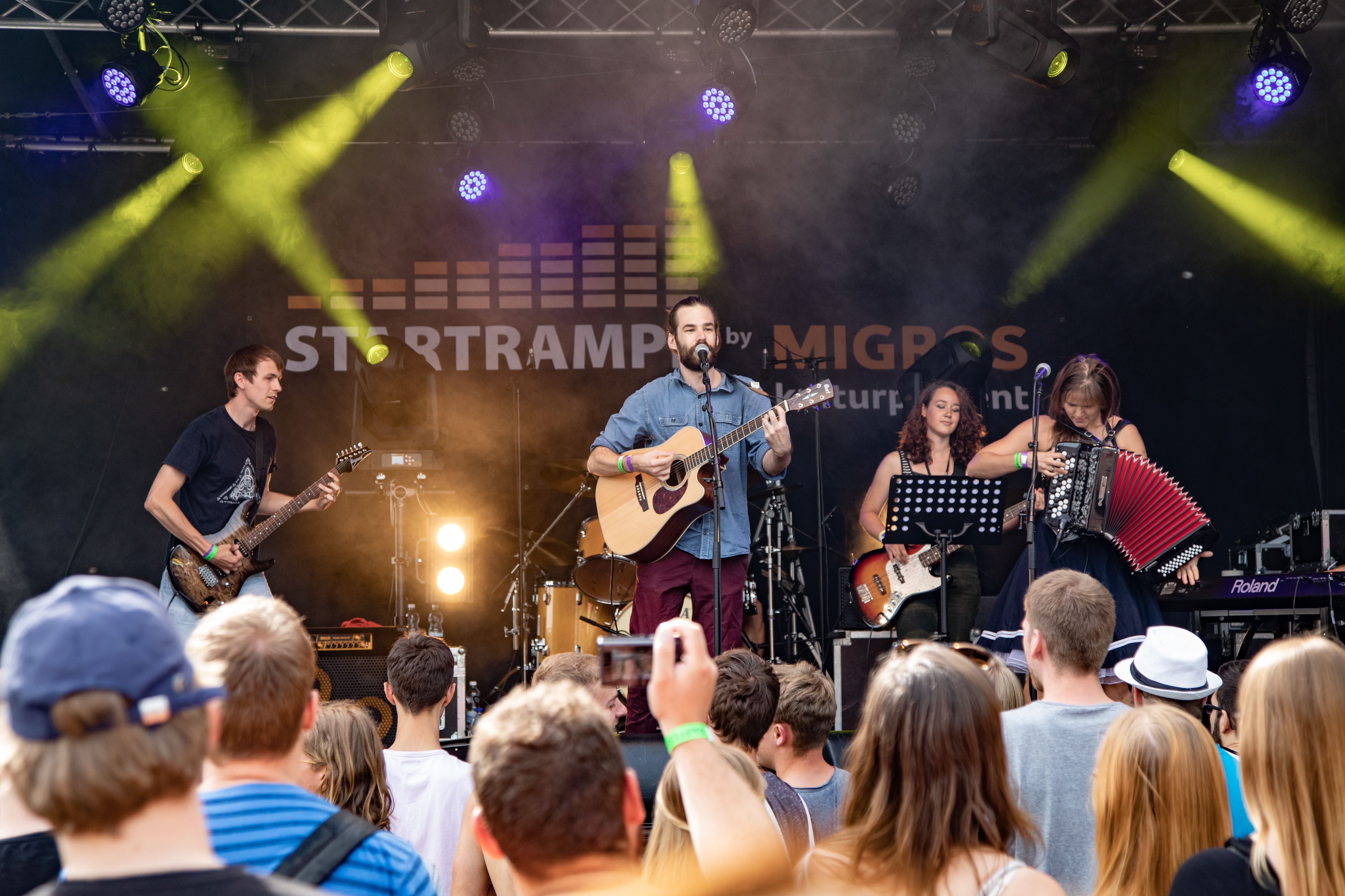 startrampe-band-auf-der-buehne-vor-publikum-1.jpg