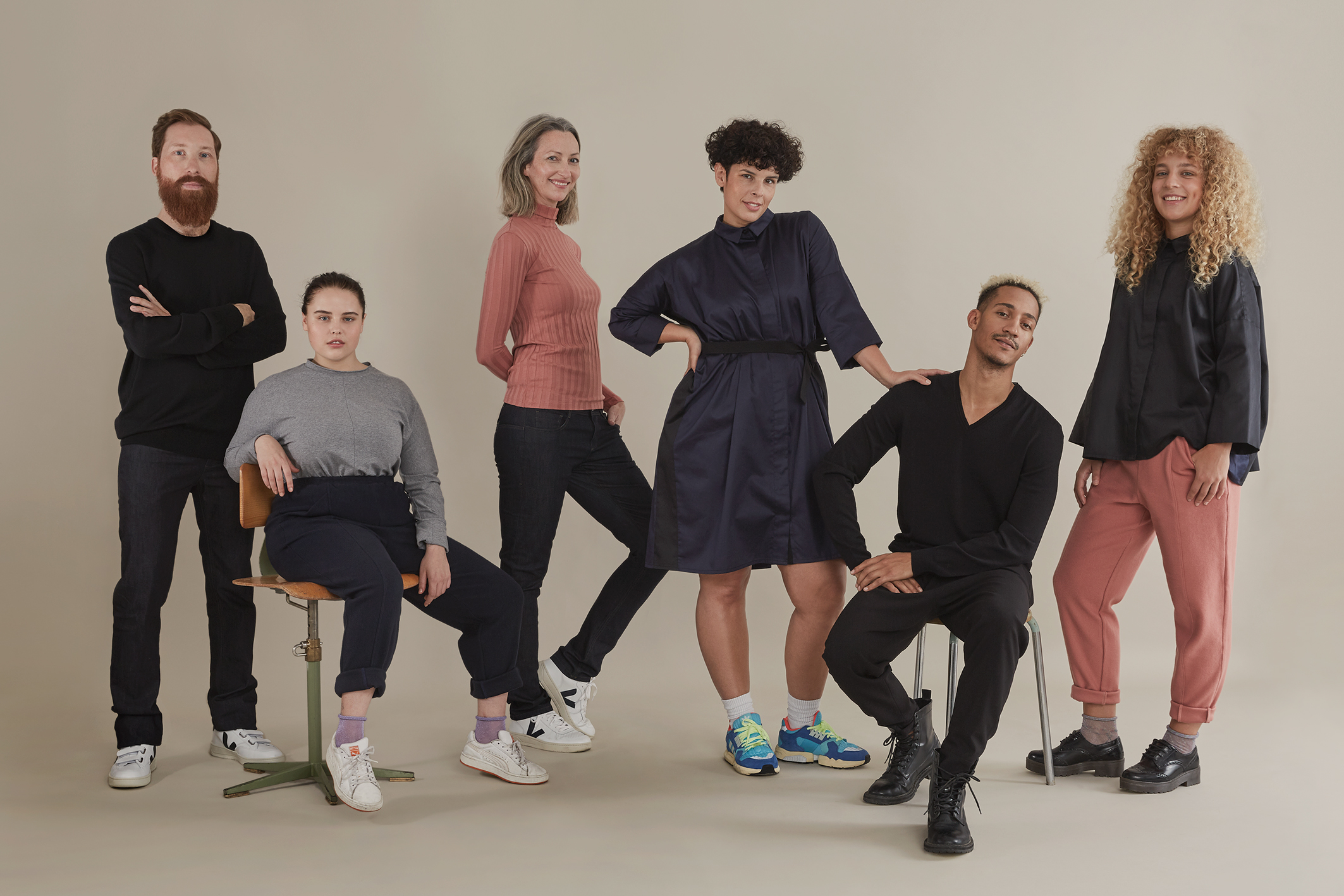 frauen-und-maenner-in-pose-pionierfonds-laufmeter-onlineshop-gruppenbild-foto-angelika-annen.jpg