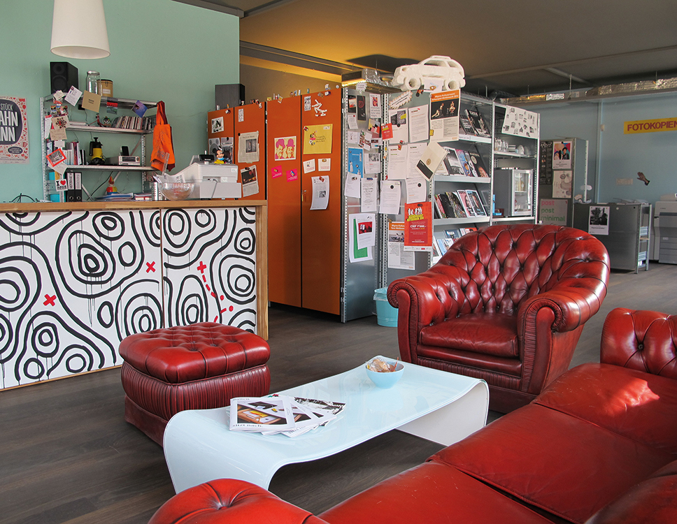 buero-mit-theke-und-sofa-kulturbuero-laden-sg-2.jpg
